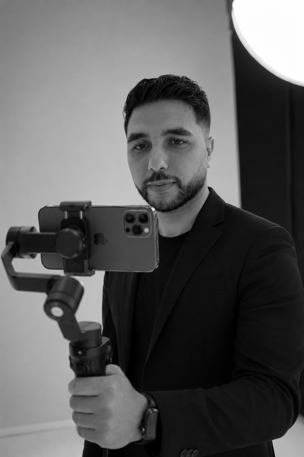 Abdela Labiad, créateur de contenu LABIADSHOT, iPhone sur stabilisateur en tournage
